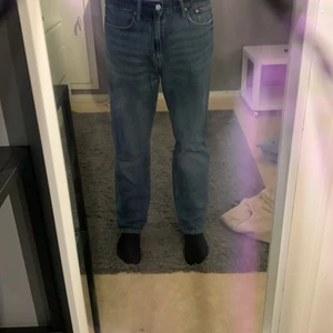 H&M jeans mörkblå - Jeansen är i fint skick och använde dem för något år sen men dem ligger va i garderoben.