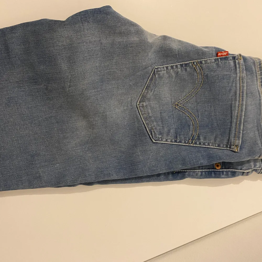 Helt oanvända Levis jeans med prislapp, är strechiga och otroligt sköna dock för små för mig. Jeans & Byxor.