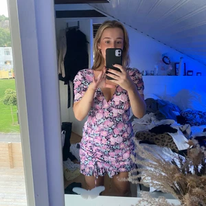 Blommig klänning - Jättefin blommig klänning som är justerbar vid benen. Går alltså att göra längre och kortare. Puffiga axlar och supervacker. Lite mindre i storleken. Passar även en s