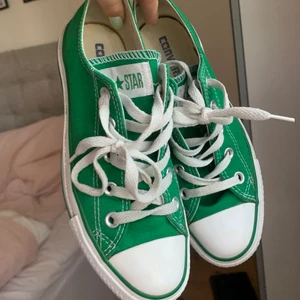 Gröna Converce  - Jättefina gröna Converse i storlek 36,5 men passar för dig som har 37 då dom är stora i storleken! Dom är endast  använda några gånger vilket gör att dom är i bra skick. Den vänstra skon är lite sliten där bak vid märket dock men inget som syns på långt håll. Frakt ingår inte i priset🥰