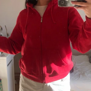 Zip up hoodie - Säljer denna fina röda zip up hoodien, den är nopprig annars bra skick. Köparen står för frakt :)