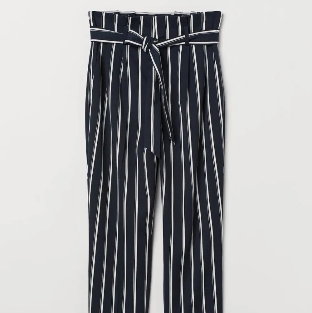 Snygga kostymbyxor i randigt, gör sig inte rättvist på produktbilder men sitter riktigt snyggt på! . Jeans & Byxor.