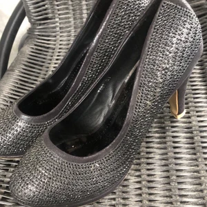 Svarta klackar - Svarta ‎klackar, ‏enkel ‎glittrig ‎inte ‎överdrivet. ‏bekväma. ‏klacken ‎är ‎omkring ‎3-5 ‏cm ‎gissar ‎jag. ‏