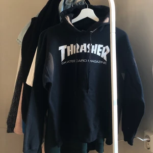 Thrasher hoodie  - en av mina absoluta favorit hoodies som säljs för dem tyvärr inte kommer till någon användning nå mer och att det inte är min stil längre :/ storlek S men sitter perfekt på mig som är en M i hoodies, inget fel på den, bara snörena som är lite förstörda men inget som syns (checka 3e bilden) <3 köparen står för frakt!✌🏼 