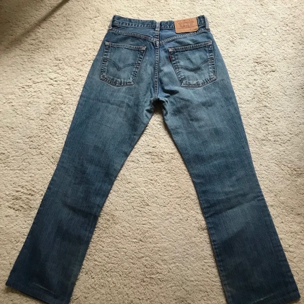 Vintage levis jeans i modellen 525. Ursnygga och supertrendiga! Innerbenslängd ca 78 cm! Jag är 173cm👌🏼 . Jeans & Byxor.