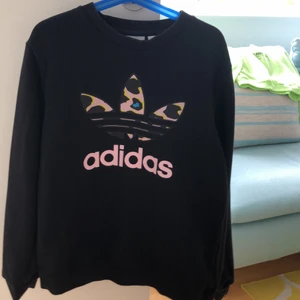 Adidas gepard sweatshirt - Denna snygga adidas sweatshirten är svart rosa gul och lite blå. Den är väldigt välanvänd men i bra skick. Kontakta om ni vill köpa💛