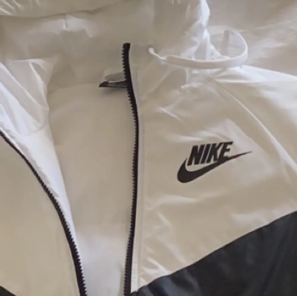 Oanvänd Nike jacka köpt för 900kr. Jackor.