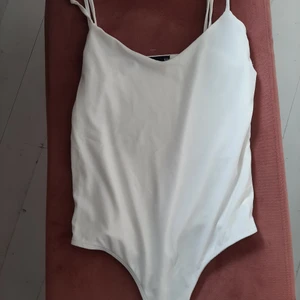 Vitt linne med spänne  - Vitt fint linne från Bik Bok, strl XS, bra skick 💗 30 kr + 45 kr frakt