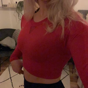 ICANIWILL Crop Top - (2a och 3dje bilden lånade) Säljer denna ursnygga röda träningströjan! Säljs pga kommer aldrig till användning. Storlek S, passar även XS. Nypris 399:-. Köparen står för frakten!