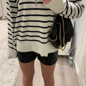 Stella McCartney väska - Säljer min äkta Stella McCartney Falabella fold over tote väska köpt på Plick. Väldigt använd som man ser på bilderna då mönstret på ”yttre” tyget flagnats bort. Inget som direkt stör mig eller gör väskan fulare på något sätt. Inga hål eller andra fel. Skriv för fler bilder, buda från 700 eller köp direkt för 1000 ☺️ 