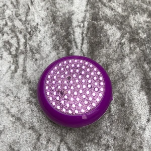 Powerbang - En powerbang för iPhone. Lite sliten men funkar. (Har ingen laddningsslad) Det finns även en liten spegel som har lite repor. Och vissa diamanter har åkt av. 😊