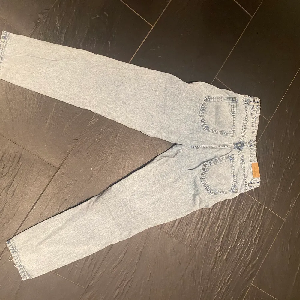 Mom jeans från Gina i storlek 36 är lite kosta i längden. (Jag är 1.55) och har ett litet hål längst ner på ena benet. Kontakta mig för frågor eller mer bilder💕. Jeans & Byxor.