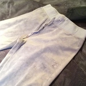 Juicy couture byxor - Super fina och sköna juicy couture byxor. Använda max två gånger då jag har två. Har inga fickor eller text där bak men super snygg färg😻Nypris: 1000kr mitt pris: 300!!!