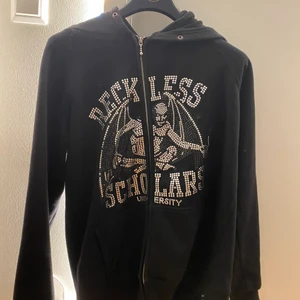 Reckless Schoolars Hoodie Svart - Brist på användning. Några få stenar ramlar av men absolut ingenting som syns. Skriv privat vid fler frågor! (påse och tag medföljer)