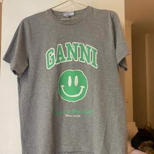 Säljer min i princip oanvända GANNI tshirt. Så snygg och användbar! Oversized i modellen och stl S ☺️
