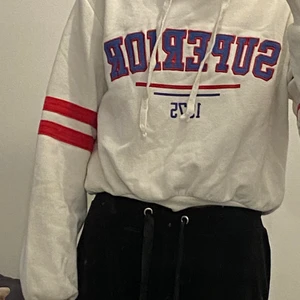 Vit hm hoodie - En fin hoodie i superbra skick lite kortare i modellen ☺️