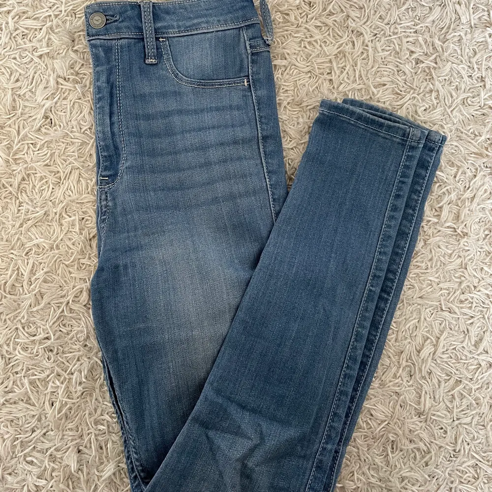 Blåa jeans från hollister, modellen ultra high-rise jean legging. W 26, L 28. Mycket använda men i jättefint skick!! 100kr, betalning sker via Swish. Köpare betalar frakt ⚡️⚡️. Jeans & Byxor.