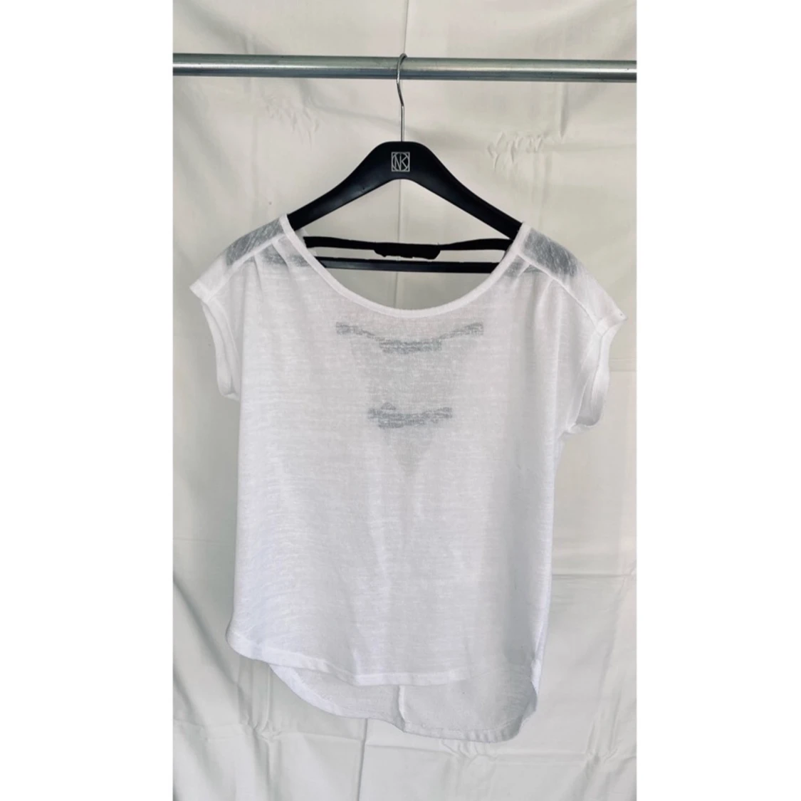 Vit topp med flugor/ rosetter på ryggen - 90