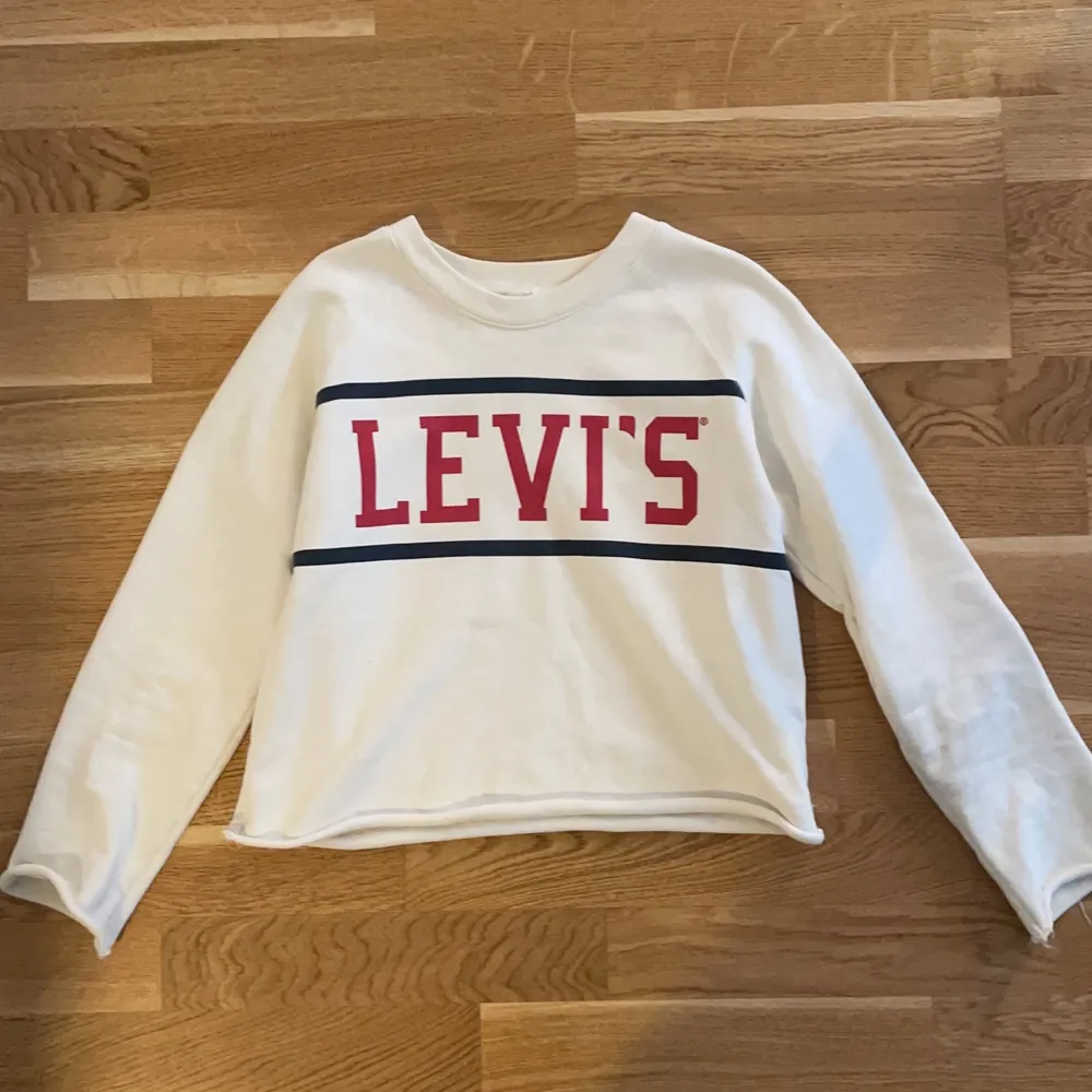Långärmad tröja från Levis! Verkligen super snygg och jätte fint skick!! Storlek S. Tröjor & Koftor.