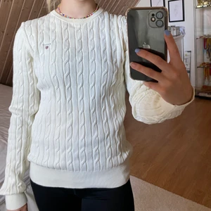 Gant tröja storlek S - Kabelstickad krämvit ganttröja i fint skick! Kan skicka om köparen står för frakten!