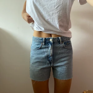 Jeansshorts - Snygga jeansshorts av gamla jeans. Orginaljeansen är från weekday modell voyage, Waist 27. Jag har vanligtvis w25. Frakt tillkommer