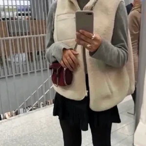 Teddy väst - Säljer denna härliga teddyväst köpt här på plick, gammal kollektion! Storlek M/L som på bilderna