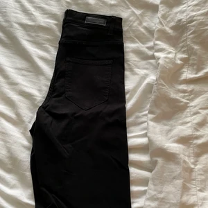 Svarta jeans - Tighta svarta jeans, knappt använda. Frakt ingår