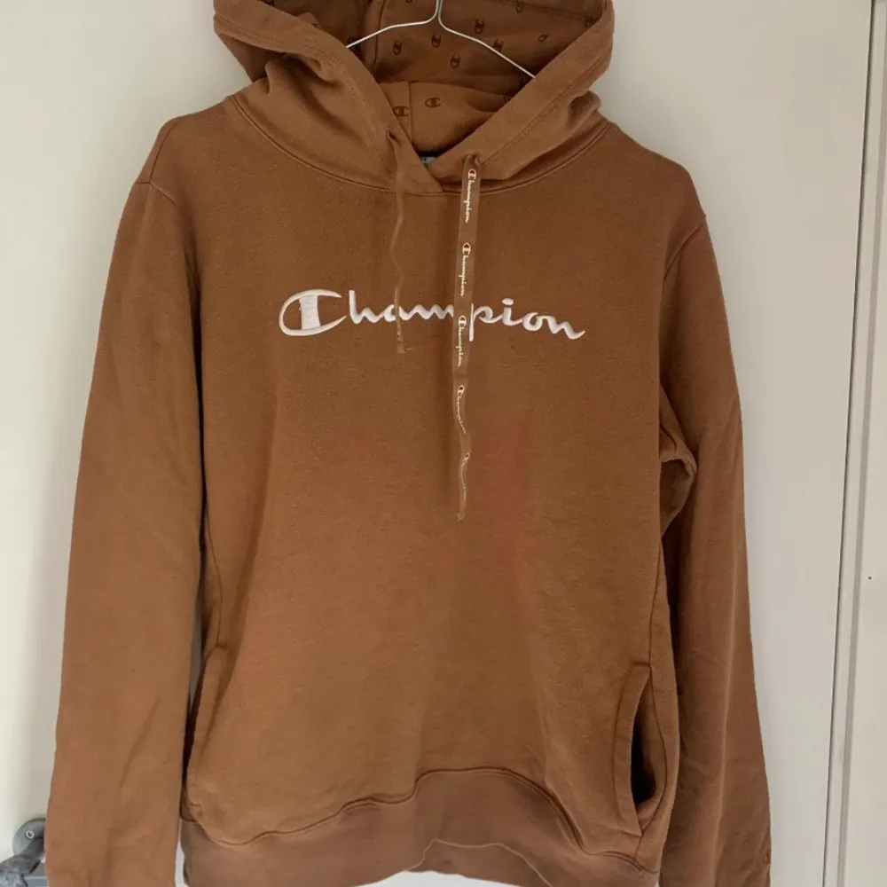 Champion, hoodie, storlek M  Väldigt unik och fin hoodie, perfekt nu till hösten.  Den är i storlek XL, dock passar den mig som brukar ha storlek S-M.  Använd få par gånger, som ny.   Passar utmärkt för tjejer och killar.. Hoodies.