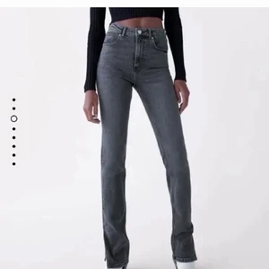 Zara jeans med slits - Gråa jeans från zara med slits på sidan, stretchiga💙 säljer då dem inte längre kommer till användning 