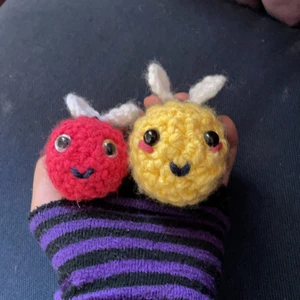 Två söta virkade bin - Ett större gult bi och ett lite mindre rött bi dem är handgjorda för det gula biet 30kr och för det lilla 20 kr priset är gysterbart. 