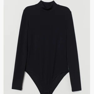 Svart body med halvpolo från H&M, strl L - Helt oanvänd body från H&M i strl L, tyget är lite ribbat. Den är helt ny, aldrig testat pga att jag köpte fel. Så säljer nu här🤎 köparen står för frakten