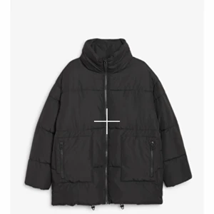 Puffer jacket Monki storlek XS - Jättefin pufferjacka från Monki använd en säsong så i fint skick.   Storlek XS men jag är vanligtvis S-M och den passar mig bra pga oversize, även med en tjockare tröja under. Nypris 700kr. Modellen heter High neck puffer coat och är slutsåld på hemsidan 