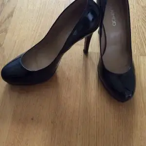 Leather, size 37. Heel height 10cm. It has a quite comfortable sole. As it is shown on photos that it is used. I am selling because I am renewing my wardrobe. If you have more questions please don’t hesitate to contact me.