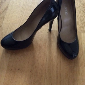 High heel (Derimod) - Leather, size 37. Heel height 10cm. It has a quite comfortable sole. As it is shown on photos that it is used. I am selling because I am renewing my wardrobe. If you have more questions please don’t hesitate to contact me.