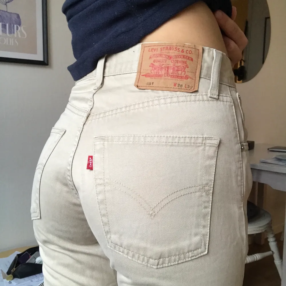 Skitsnygga Levis 551 köpta second hand i Paris! Skulle säga att de sitter liknande på mig som mina 501or gör, kanske något lägre i midjan. Raka i benen. Jag har vanligtvis XS/S i byxor och är 170 lång. . Jeans & Byxor.