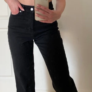 NAKD Svarta jeans med slits - Så snygga jeans från Nakd med slits! Oanvända, storlek 36 🙌🏼🤍
