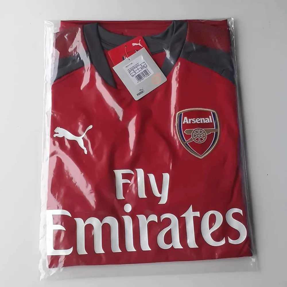 En träningströja från Arsenal FC i storleken S. T-shirts.