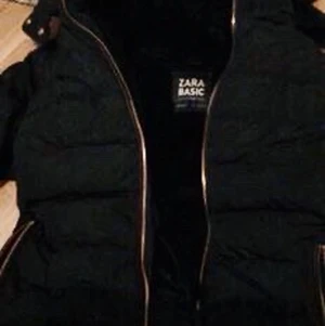 Vinter jacka från zara - En svart vinterjacka använd 1 -2 gånger bara 