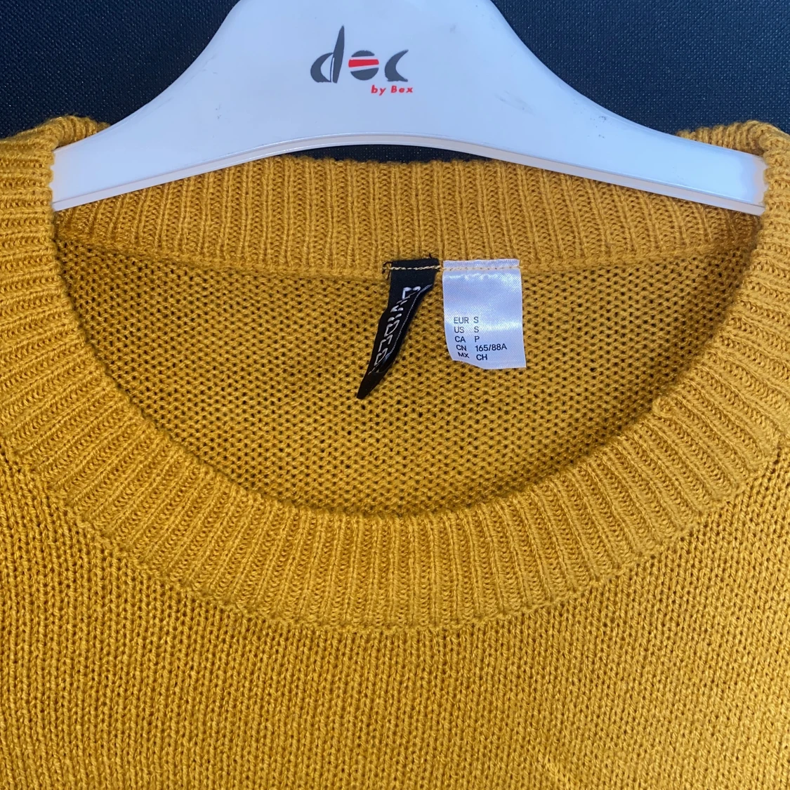 Gul stickad tröja  - 90
