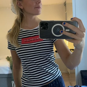 Randig t-shirt - Randig t-shirt med rött tryck på!😍💖💖frakt tillkommer💖