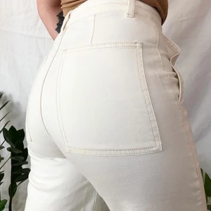 Vita vida byxor  - Utility Wide Pant från Cubus i storlek M. Sitter som en smäck men endast använda vid ett tillfälle så därför säljer jag dem till någon som kommer få mer användning av dem! Sista bilden är från Cubus instagram därav suddig. 