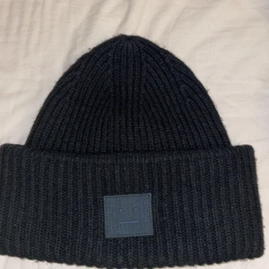 Svart acne mössa - Köpte nyss men tyvär passade den ej mitt huvud, så den är som ny!