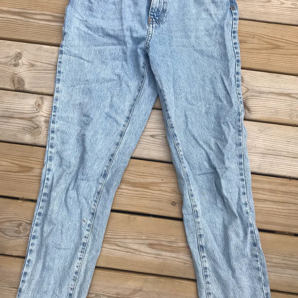 Säljer dessa jeans ifrån Gina tricot💕Var inte rädd att skicka efter fler bilder eller frågor!. Jeans & Byxor.