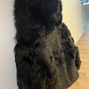 Hollies jacka  - Svart hollies jacka, storlek S/M. Knappt aldrig använd. 