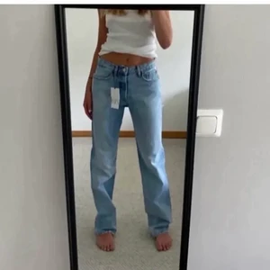 Trendiga jeans  - Säljer mina trendiga jeans då de är förstora för mig! De är använda en gång och de är i super skick. Ej mina bilder, skriv privat för fler! Långa för mig som är 156 lång, passar upp till 170!🤍