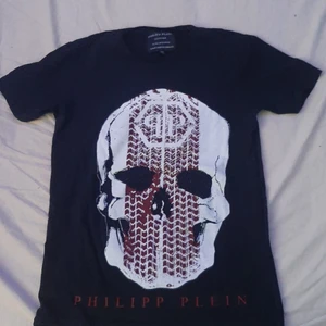 Philipp plein t-shirt - En fet philipp plein t-shirt till sommarn elle vad som helst. Storlek M. Pris 500