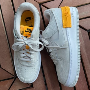 Air force 1 shadow  - Helt nya air force 1 shadow, storlek 40. Skitsnygga men tyvärr precis för små för mig. Nypris 1299kr. Säljer för 1000kr inkl frakt. Har tyvärr inte lådan kvar!