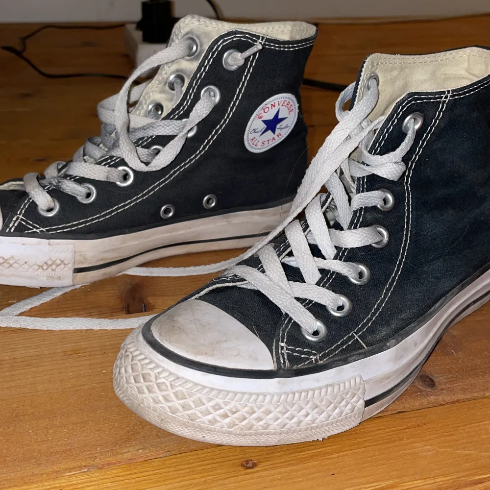Svarta höga skor från converse i storlek 36. Så himla snygga till allting och så sköna. Säljs pga för små.. Skor.