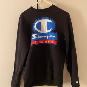 Champion sweatshirt - en vanlig champion sweatshirt som blev tyvärr för liten för mig. funkar även för XS! priset går att diskuteras. endast använd 1 gång.