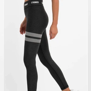 Mörkgrå Stronger tights str s - Signature, regular tights från Stronger. Använda några gånger men är i fint skick, dock en liten liten fläck på på vänster ben (se bild 3). Stretchiga så skulle säga att de är xs-m. Nypris 699kr! Köparen står för frakten:)